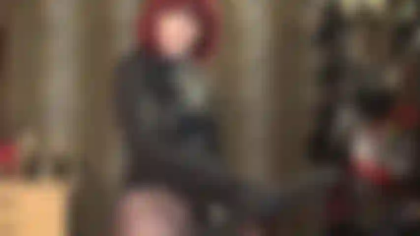 Eine ledergöttin, die ihren spaß daran hat, ihren massiven schwarzen strap-on in dein enges, schwanzhungriges fickloch zu stoßen.