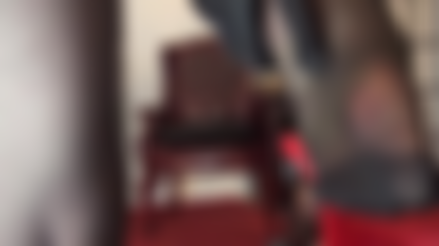 Köstliche strumpfhosenfüße, high-heel-anbetung und spuckspiele.