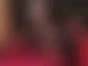 Herrin vivian, die dangling queen, und führe sexy schuhspiele mit einem glänzenden roten plateaupumps und schwarzen nylons durch.