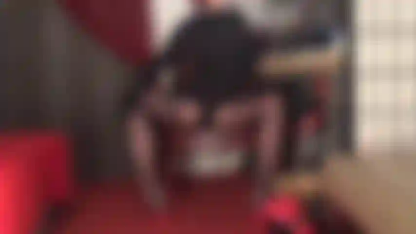 Schwarze nahtstrümpfe und strumpfhalter – herrin vivian weiß, dass strümpfe ihre größte schwäche sind. Die seidigen strümpfe an den langen beinen der herrin, die nähte, die zum strumpfgürtel führen und ihren runden hintern perfekt umrahmen, strumpfhalter, mit denen gespielt wird … . So eine verlockung.