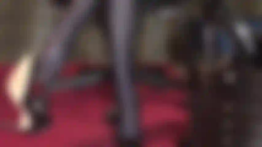 Schuhspiele, fetisch für baumelnde und fallende absätze – herrin vivian lässt ein paar lederpumps immer wieder fallen und hebt es mit ihren zehen auf.