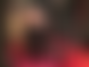 Eine heiße latexherrin! Eine herrin in einem knappen, engen latexrock und sexy hohen plateaustiefeln, die deinen schwanz mit ihrem tollen, in gummi gehüllten arsch neckt ... Wie sehr möchtest du darunter durchschlüpfen ...?