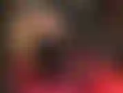 Eine heiße latexherrin! Eine herrin in einem knappen, engen latexrock und sexy hohen plateaustiefeln, die deinen schwanz mit ihrem tollen, in gummi gehüllten arsch neckt ... Wie sehr möchtest du darunter durchschlüpfen ...?