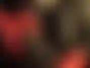 Komplett aus leder, mit einem riesigen schwarzen strapon und viel spucke auf roten lederhandschuhen.