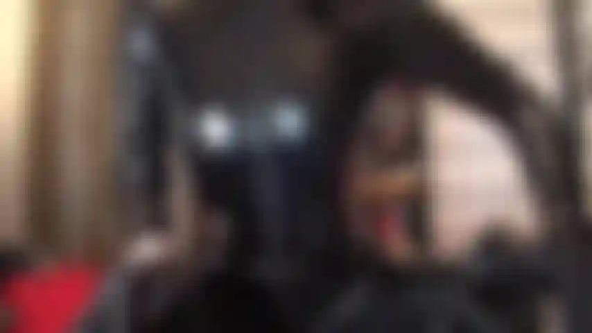 Enger schwarzer lack-fetisch-catsuit – hohe overknee-stiefel, gepaart mit einem glänzenden lackanzug, machen dich richtig an. Du willst dich am ganzen körper reiben.