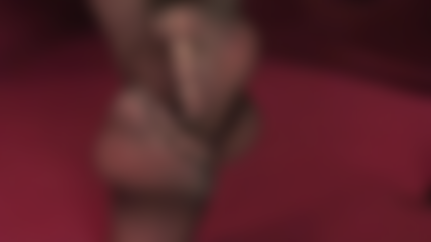 Von nylonfüßen bis hin zu nackten füßen – in diesem video sehen sie, wie herrin vivian ihre zehen direkt vor ihrer gierigen nase in durchsichtige strumpfhosen hinein- und wieder herausbewegt.