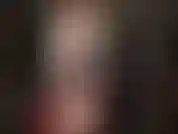 Eine herrin im weißen ledermantel, einem roten lackkleid und strumpfhosen und trage einen ihrer großen weißen strap-ons, der sie zum sabbern bringen wird.