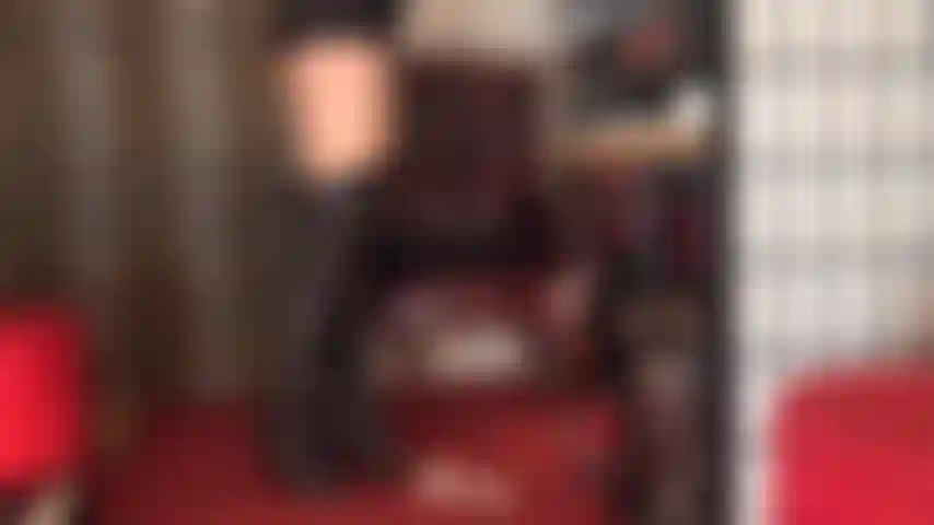 Dein sklavenschwanz muss mit treten und trampeln in den lederstiefeln der herrin bestraft werden.