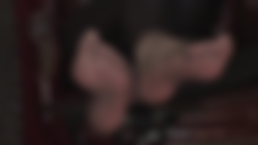 Überkreuzte knöchel, weiche sohlen und sexy zehen in seidigen nylons – die hauchdünnen, cremefarbenen strumpfhosenfüße der herrin necken den fußliebhaber.