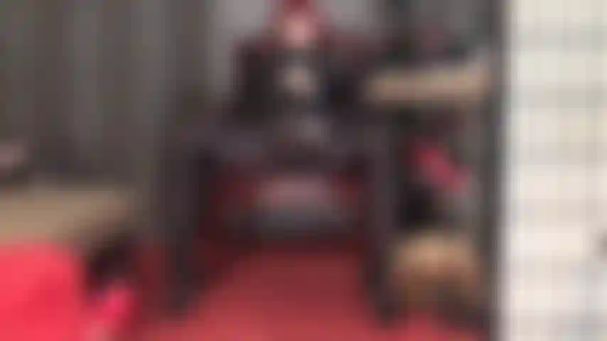 Ihre liebe zu den schwänzen der herrin ist unbestreitbar. Trägt einen spandex-catsuit und handschuhe und bringt sie beim anblick dieses leckeren schwanztrios vor ihnen zum sabbern.