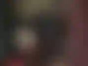 Eine herrin aus glänzendem pvc mit einem riesigen bbc.