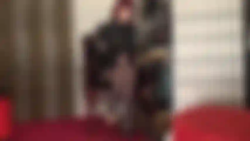 Herrin, saugt das sperma aus deinen eiern und melkt deinen schwanz mit lederhandschuhen.