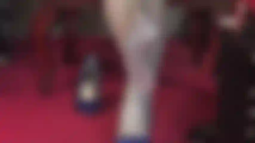 Glänzende graue strumpfhose – fuß- und high-heel-verehrung in grauem nylon und hübschen blauen pumps.