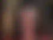 Perfekter hintern in hochglänzenden dunkelbraunen strumpfhosen und einem tanga-bodysuit.