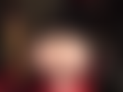 Du liebst füße und hintern. Herrin zeigt ihren schönen, kurvenreichen hintern und ihre hübschen nackten füße.