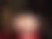 Du liebst füße und hintern. Herrin zeigt ihren schönen, kurvenreichen hintern und ihre hübschen nackten füße.