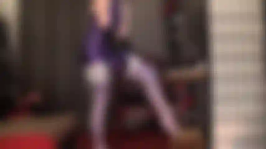 Knie dich hin für den glänzenden hintern, die beine in strümpfen und den großen schwanz der herrin. Strap-on-anbetung in einem lila leohex-lycra-anzug, weißen spitzenstrümpfen, stilettos und satinhandschuhen.