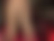 Glänzende strumpfhosenschichten – sie können einfach nicht genug von den glänzenden beinen, füßen und dem hintern der herrin in mehreren schichten extra glänzender nylons bekommen.