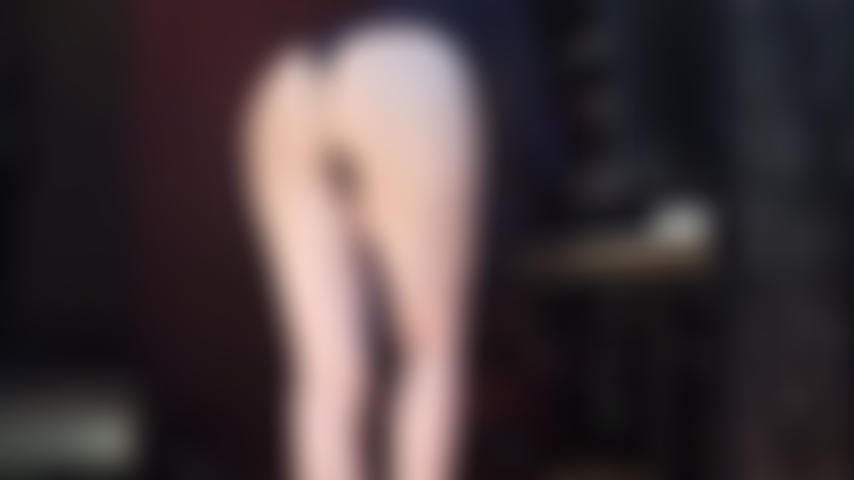 Der nackte hintern und die füße deiner göttin machen dich verrückt vor lust und dem wunsch, sie stundenlang zu küssen und zu lecken. Herrin neckt und wackelt mit ihnen direkt vor deinem gesicht.