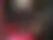 Sexy und sinnliche körperverehrung in hautengen wetlook-leggings, strumpfhosen und high heels mit bluse und korsett.