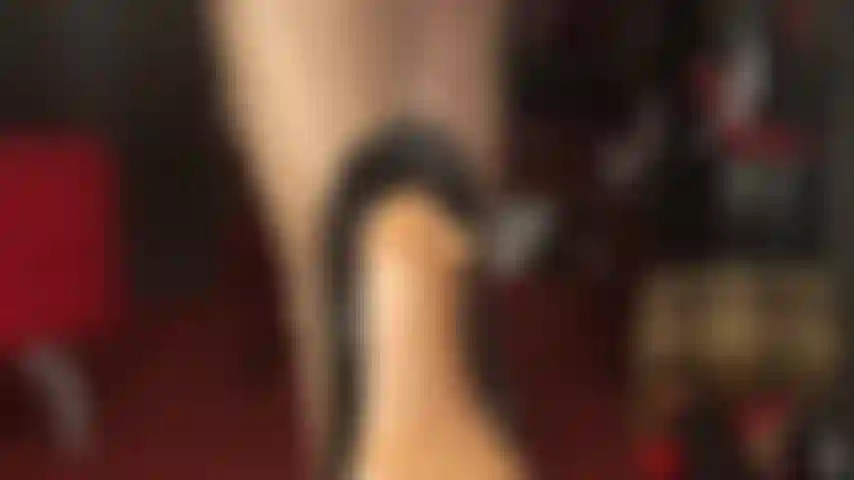 Ein high-heel-sklave – herrin vivian lässt dich unter ihren absätzen leben. Du wirst dafür sorgen, dass sie makellos bleiben, indem du sie nur mit deiner zunge gründlich reinigst. Um dir ihre dankbarkeit zu zeigen, tritt dir herrin mit diesen absätzen ins gesicht.