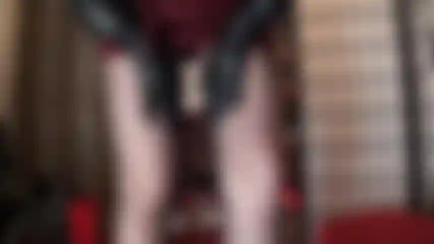 Eine neckische dunkelbraune strumpfhose – ihre figurformende strumpfhose mit zwei sliplinien lenkt ihre aufmerksamkeit auf den sexy hintern und die verführerischen schenkel der herrin.