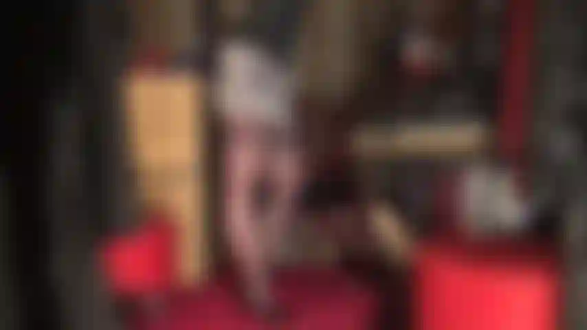 Ein wundervoller reiz in gemusterten strumpfhosen – mit einem herzförmigen ausschnitt am hintern und strumpfbeinen mit nähten. Diese strumpfhose passt perfekt zu einem lederkorsett, stilettos und einem minirock aus silbernem satin.