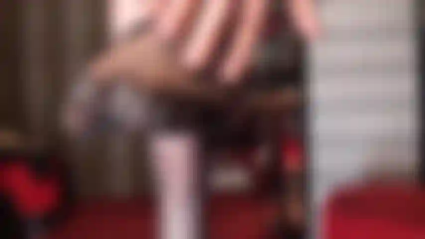 Vollmodische schwarze vintage-strümpfe necken – gepaart mit einem roten tanga. Die herrin neckt mit diesen wunderbaren seidigen echten nylons, ihrem hintern und ihren füßen.