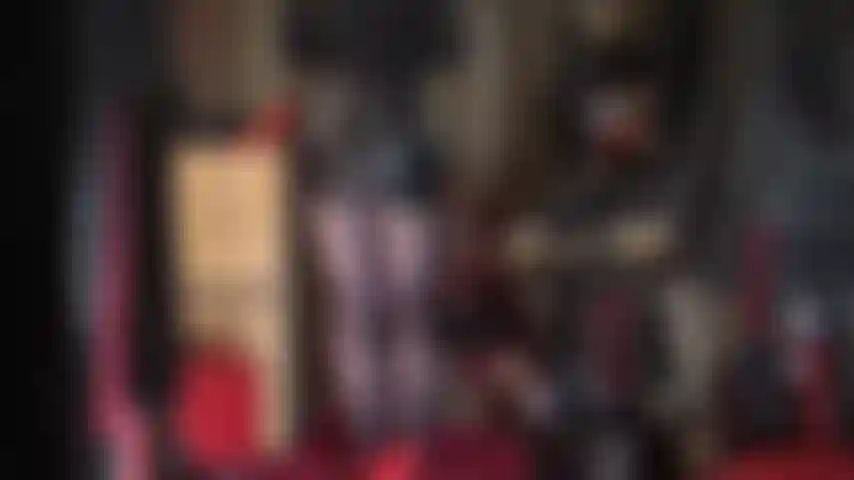 Trage einen sexy lederrock und eine dunkelblaue, glänzende strumpfhose.