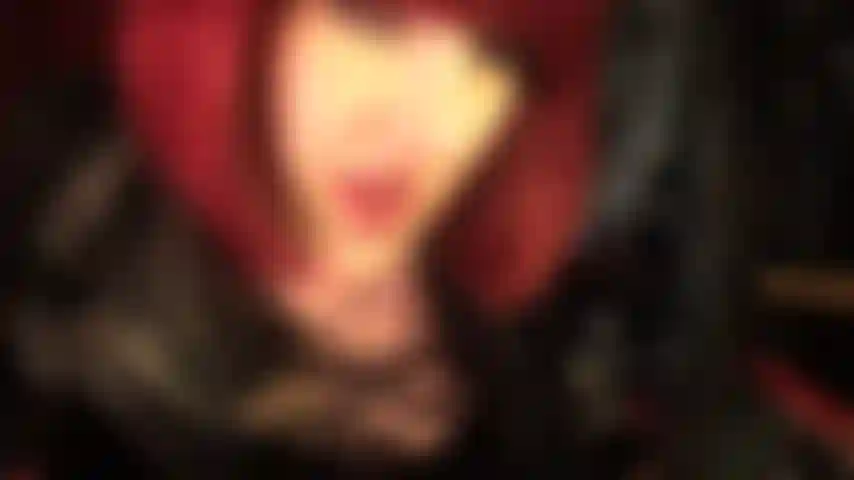 Spucke tropft von den heißen roten lippen und der feuchten zunge der herrin.