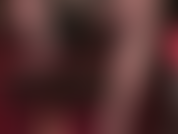 Süchtig nach füßen und strap-ons – die herrin macht diesen massiven schwarzen strap-on für dich besonders lecker, indem sie ihre füße an der eichel reibt.