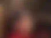 Die sich mit nackten füßen neckt – die herrin weiß, dass du meine perfekten, weichen fußsohlen schmecken und an meinen verschwitzten zehen lutschen willst, um sie besonders nass zu machen, damit du deinen schwanz zwischen meine hohen fußgewölbe schieben kannst.