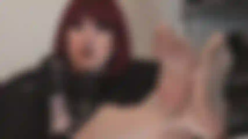 Riech an meinen verschwitzten strumpfhosenfüßen, während ich deinen schwanz melke.