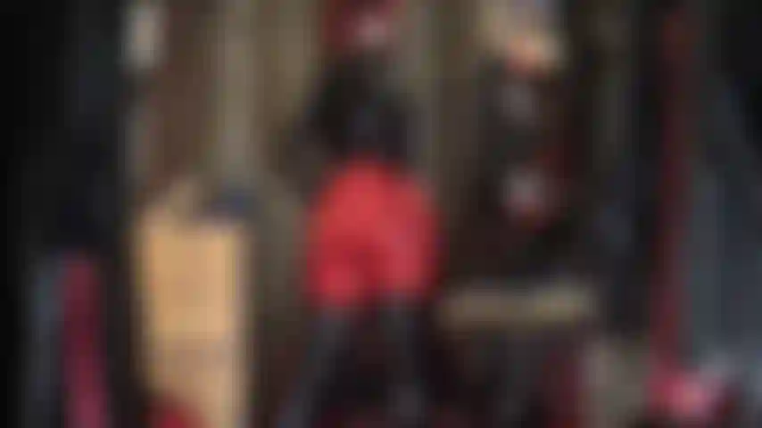 Verbeuge dich vor meinem unglaublich runden hintern in engen roten leggings, lackleder-overknees und einer glänzenden vinyljacke mit lederhandschuhen. Dass du für meinen hintern wichst, während ich diese gesäßmuskeln trainiere.