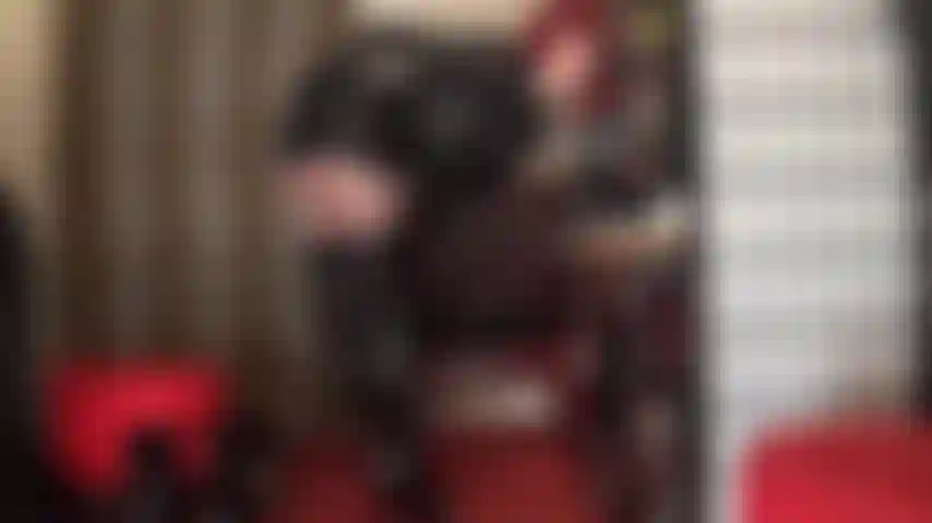 Herrin vivian weiß, dass das anspannen ihrer schönen arschmuskeln sie verrückt macht. Beten sie ihren perfekten arsch in lederrock, satinhöschen und strumpfhosen an.