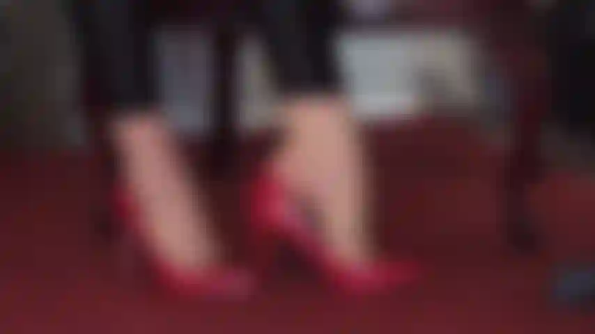 Mit einer schwäche für rote stilettos – nichts lässt sie so schwach auf den knien sitzen und ihren unterwürfigen geist und körper so reizen wie die erstaunlichen hochgewölbten strumpfhosenfüße der herrin in roten absätzen. Herrin vivian präsentiert ein paar ihrer sexy roten high heels.