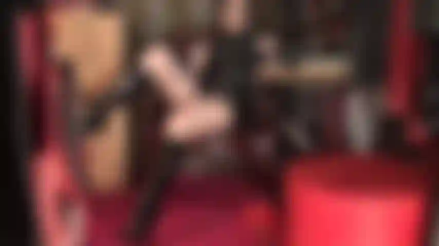 Herrin vivian besitzt sie mit ihren verführerischen augen, lippen, in strumpfhosen gehüllten schenkeln und glänzenden lackstiefeln.