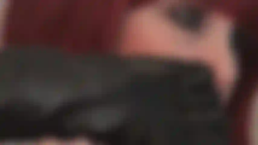 Du sehnst dich nach der berührung der engen schwarzen lederhandschuhe deiner herrin.