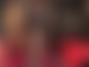 Herrin vivian melkt den schwanz ihres sklaven mit ihren in strumpfhosen und strümpfen gekleideten füßen.