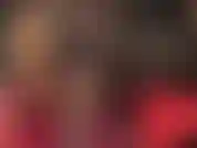 Herrin vivian melkt den schwanz ihres sklaven mit ihren in strumpfhosen und strümpfen gekleideten füßen.