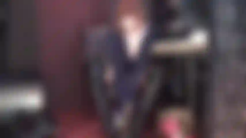 Dein kleiner penis ist den großen schwarzen schwänzen meiner herrin unterlegen. Großer schwanz macht dich so an. Du wirst jeden schwanz befriedigen, auf den ich mit dem finger zeige, und das mit weit geöffnetem mund, um die fettesten ladungen aufzunehmen.