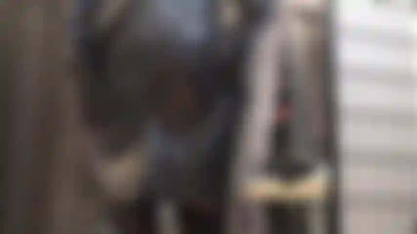 Ein dicker roter strapon für deinen schlampenmund – zu wissen, was sich unter ihrem lederrock verbirgt, die vorfreude, endlich ihren großen roten schwanz anbeten zu dürfen, macht dich wahnsinnig.