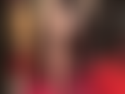 Sehen sie zu, wie die herrin mehrere strumpfhosen und strümpfe auszieht, um sie mit ihren sexy nackten füßen zu necken.