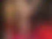 Sehen sie zu, wie die herrin mehrere strumpfhosen und strümpfe auszieht, um sie mit ihren sexy nackten füßen zu necken.