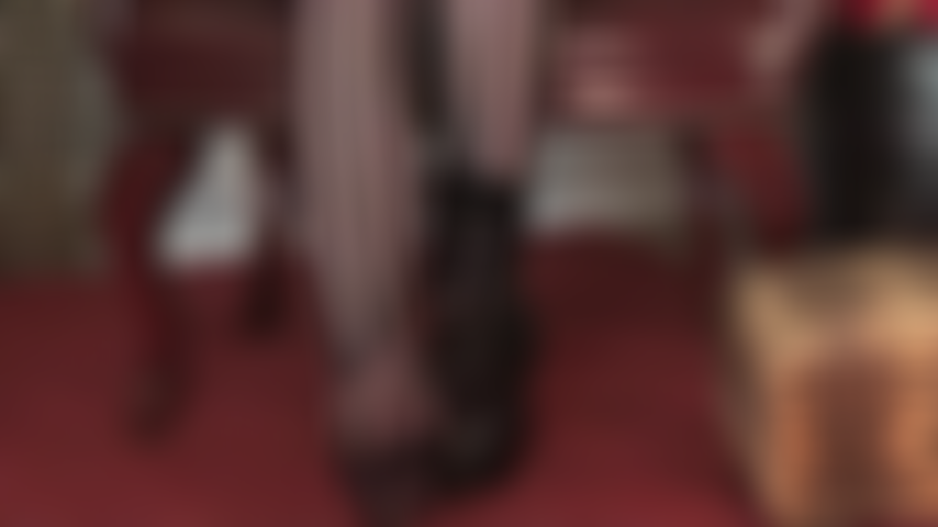 Kommen sie ganz nah heran und verehren sie die füße ihrer herrin in einer ganz besonderen gestreiften strumpfhose. Die zehen sind durchsichtig, damit sie sie besser bewundern können, wenn sie vor ihrem gesicht wackeln.