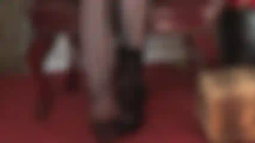 Kommen sie ganz nah heran und verehren sie die füße ihrer herrin in einer ganz besonderen gestreiften strumpfhose. Die zehen sind durchsichtig, damit sie sie besser bewundern können, wenn sie vor ihrem gesicht wackeln.