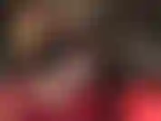 Herrin vivian trägt ein heißes, knappes outfit mit tanga-rücken über einer schwarzen strumpfhose, das diese wunderbaren runden arschbacken wirklich zur geltung bringt, während sie ihren großen schwanz streichelt.