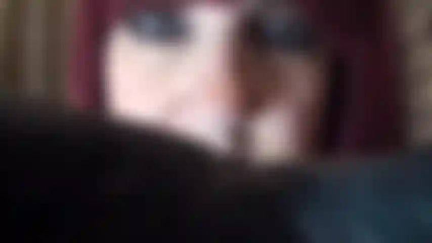 Der gnade der mit lederhandschuhen behandschuhten hände meiner herrin ausgeliefert – darfst du atmen oder wirst du ersticken, während ich dir zum letzten mal mein lächeln und meine intensiven augen ansehe?