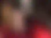 Verführerisch und neckisch in hautfarbenen nylonstrümpfen mit naht und strumpfbändern.