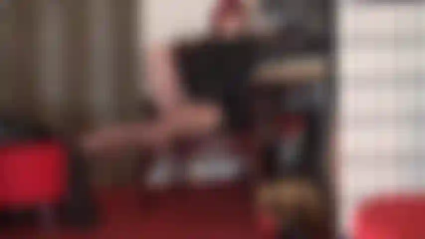 Langsames, sinnliches bein- und fuß-teasen in glänzenden kaffeebraunen strumpfhosen – die übereinandergeschlagenen beine der herrin in strumpfhosen bringen deinen schwanz zum pochen. Umso mehr, wenn sie ihre beine für ein schritt-teasen öffnet.